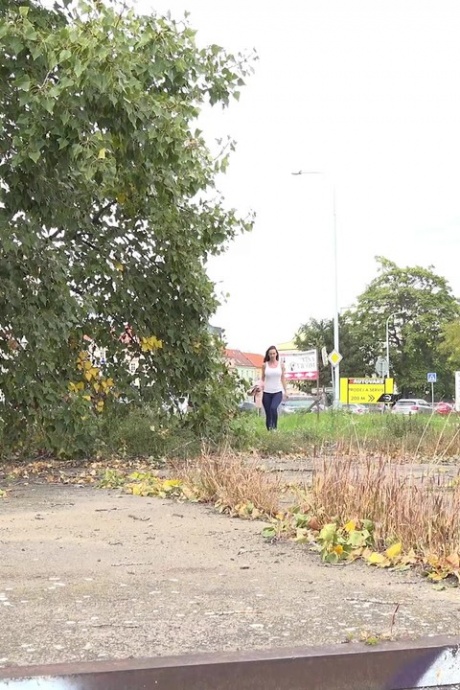 Сексуальная девушка Синтия Веллонс прячется за деревьями, чтобы пописать 2