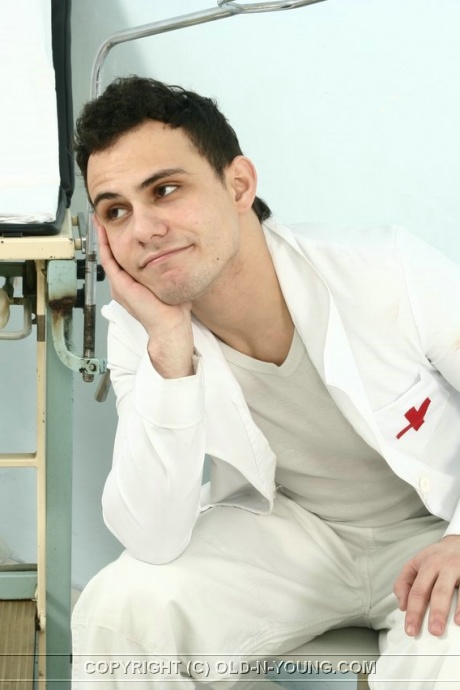 Молодую рыжеволосую девушку в гольфах обманом заставляют отсосать врачу-гинекологу 1