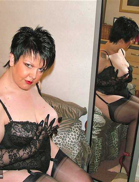 Британская любительница Дабл Ди обнажает свои натуральные сиськи перед сексом 5