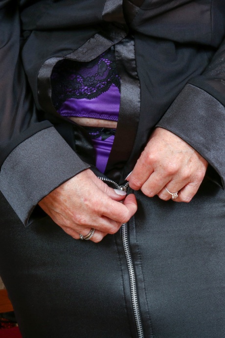 Рыжая постарше расстегивает кожаную юбку, прежде чем показать свои натуральные сиськи и киску 5