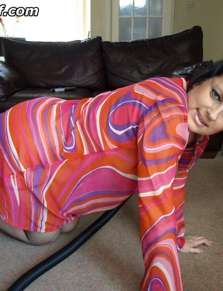 Толстая зрелая жена заводится и играет с пылесосом 4