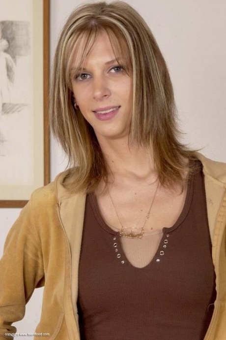 Худенькая молоденькая Брук обнажает свое худенькое тело, раздвигая для мастурбации лысую киску 1