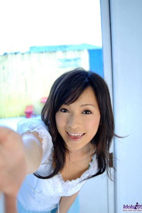 Японская молоденькая Кахо Касуми обнажает большие сиськи и попку во время смены нижнего белья 1