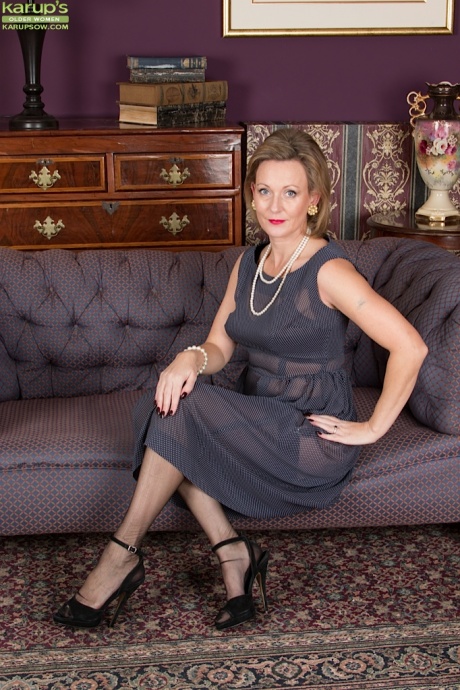 Красотка постарше Хантингдон Смит обнажает красивую попку под платьем 1