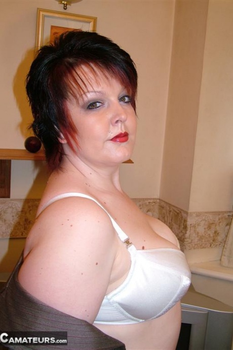 Полная британка Дабл Ди задирает юбку в нейлоновых чулках с задним швом 8