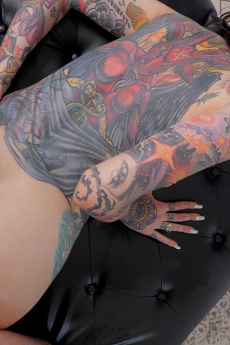 Татуированная девушка Рокки Эмерсон занимается сексом от первого лица с длинным членом 14