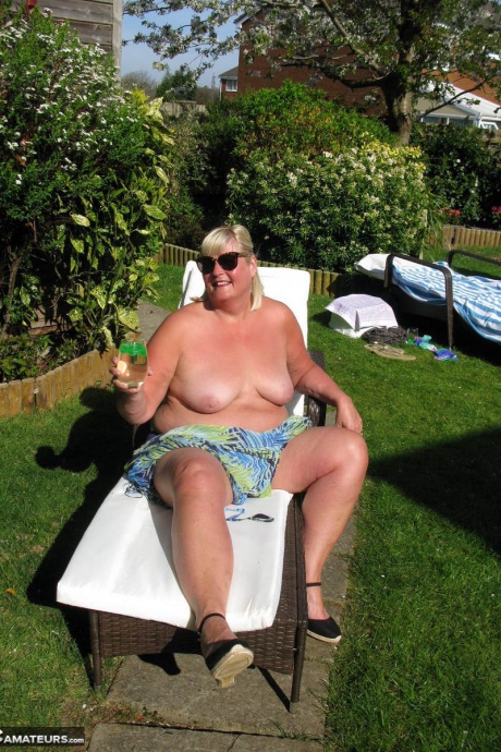 Толстая зрелая женщина Крисси Ук сосет член после своего дебюта обнаженной во дворе 11