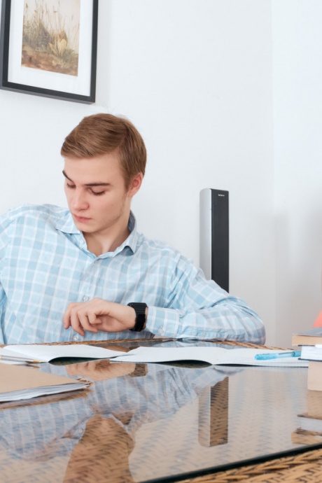 Молодая девушка забирается сверху, чтобы трахнуться, надев белые гольфы до колен 6