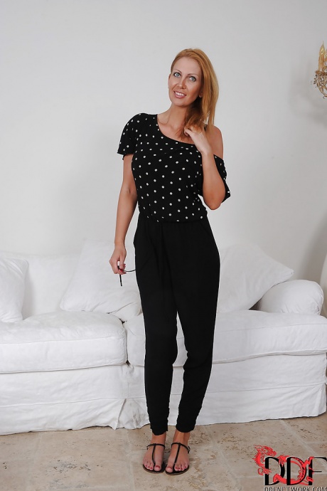 Пышнотелая мамаша с красивой попкой Ли Дарби смазывает киску маслом 1