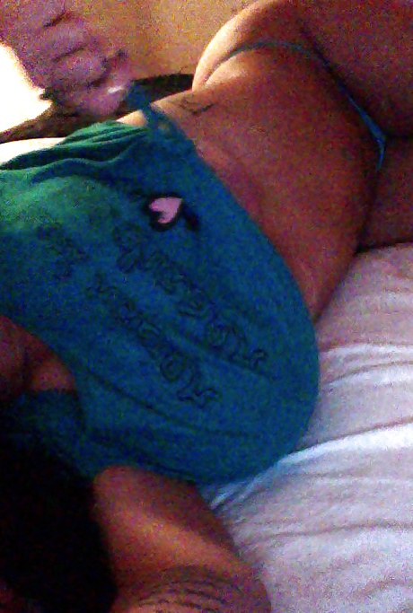 Пышногрудая евро леди Лиэнн Кроу демонстрирует массивные дыни на самодельных селфи 8