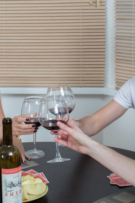 Сексуальная блондинка занимается сексом с другим мужчиной за бутылкой вина и картами 2