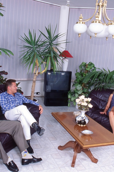 Высокая блондинка Анике получает эякуляцию с открытым ртом после того, как ее трахнули толпой 2