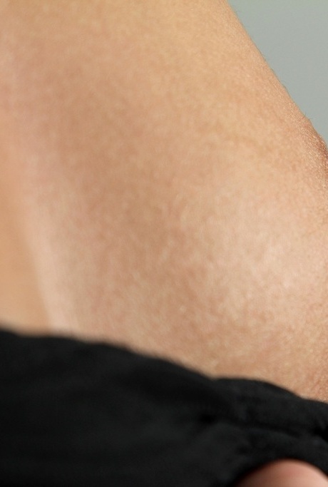 Домохозяйка средних лет подрабатывает обнаженной моделью, когда муженька нет дома 2