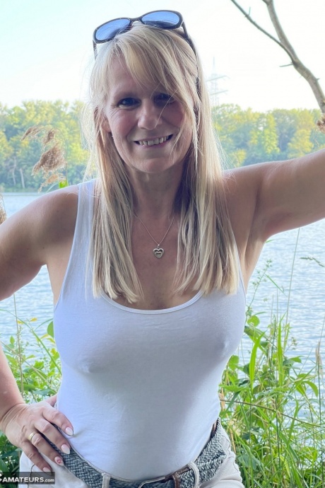 Блондинка средних лет Сладкая Сьюзи пальчиком раздвигает свою киску во время активного отдыха 5