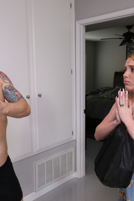 Молодую блондинку Дикси Линн сводный брат принуждает к грубому сексу 3