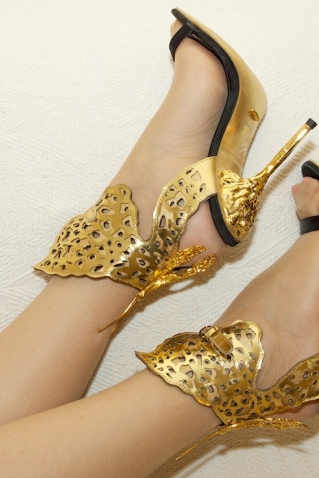 Пожилая леди с проколотой киской ходит обнаженной в чулках и сексуальных туфлях на каблуках 15