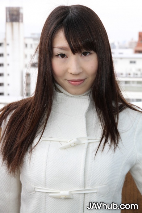 Японская красотка Харуна Уэда обнажает свой пышный зад во время раздевания 1