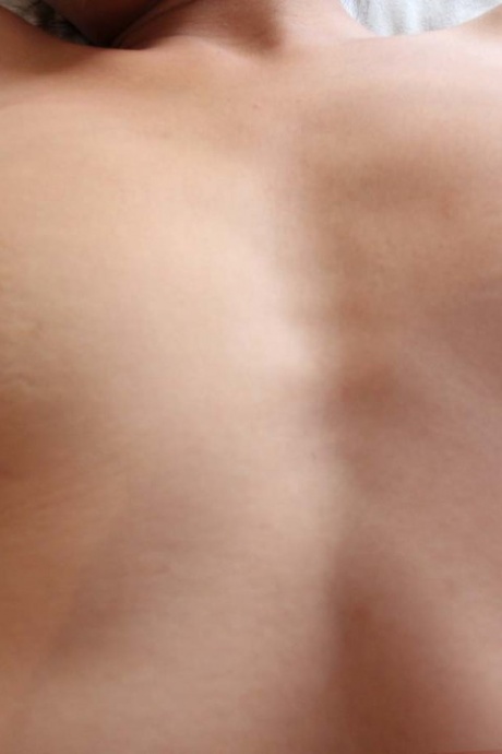 Филиппинская мамаша раздевается перед тем, как дрочить и трахать фаранга 11