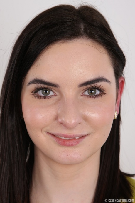 Брюнетка-любительница оживляет свою скучную жизнь, позируя в костюме для дня рождения 1