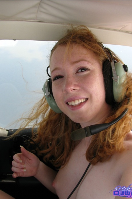 Натуральная рыжеволосая Ники Блю полностью раздевается на борту небольшого моторного самолета 11