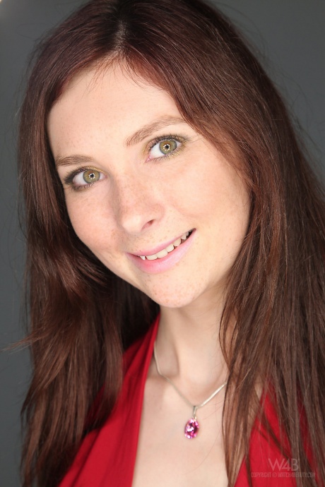 Рыжеволосая Кэтти Голд выставляет напоказ свое тело идеальной формы и фантастическую киску 1