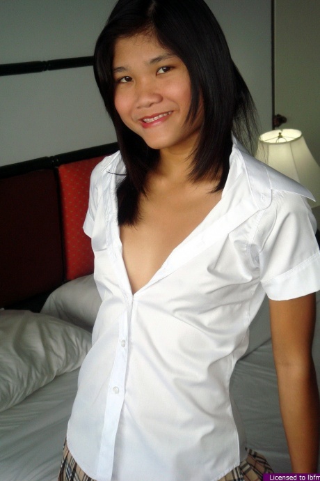 Молодая азиатка Эппл освобождает свою лысую киску от белых хлопчатобумажных трусиков 3