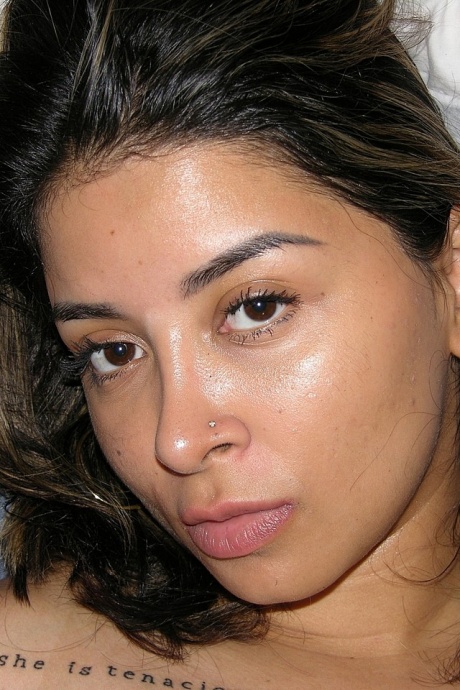 Неопытная Элис обменивается оральным сексом со стариком в гостиной и на кровати 12