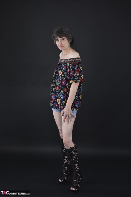 Горячая мамаша-любительница постарше обнажает отвисшие сиськи перед тем, как крупным планом показать свою киску 2