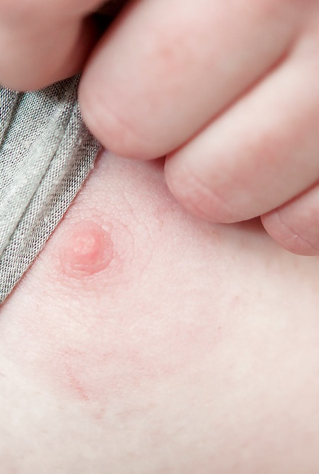 Рыжеволосая панк-цыпочка Айседора ласкает все натуральные сиськи и пальчиками волосатую пизду 7