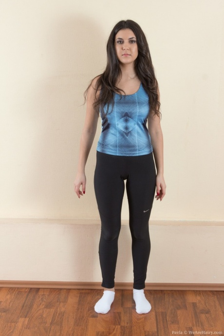 Молоденькая первокурсница Павла сбрасывает штаны для йоги, чтобы показать свой волосатый кустик 1