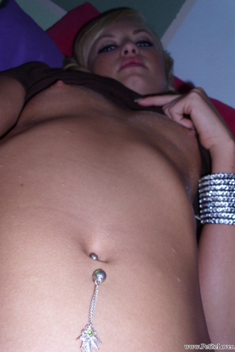 Худенькая любительская красотка Тифф показывает свою аппетитную киску на камеру 5