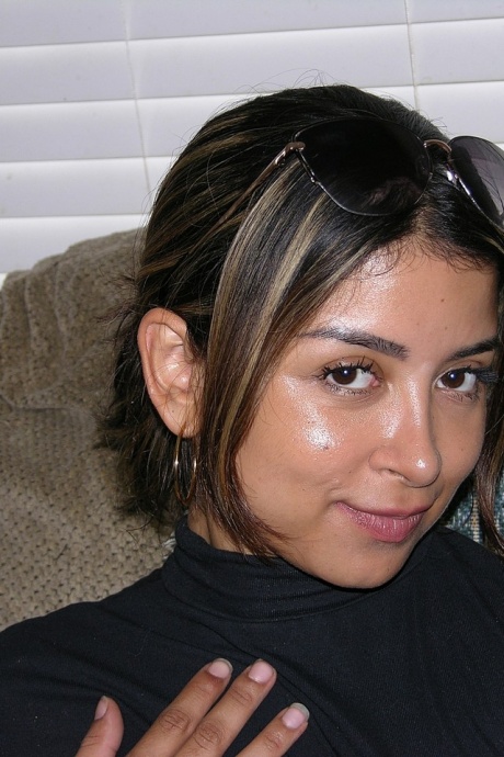 Неопытная Элис обменивается оральным сексом со стариком в гостиной и на кровати 1