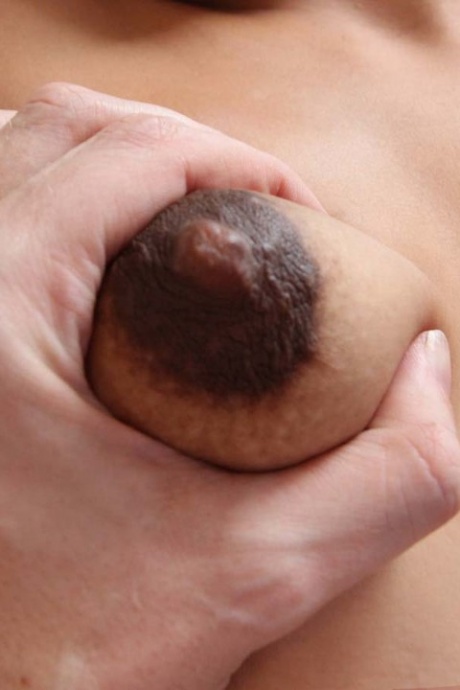 Худенькая филиппинка показывает свою лысую киску перед тем, как подрочить секс-туристу 15