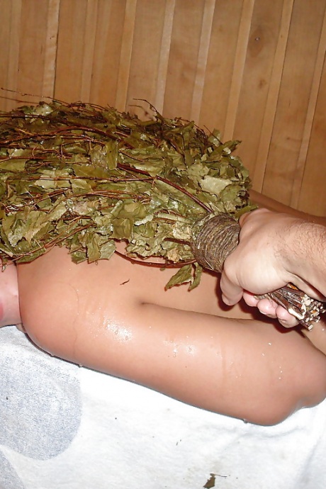 Кокетливая брюнетка-любительница с сексуальным телом позирует обнаженной в сауне 16