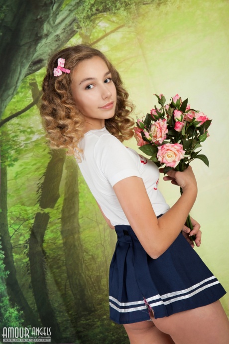 Великолепная школьница-любительница Абриана показывает свое чудесное загорелое тело 2