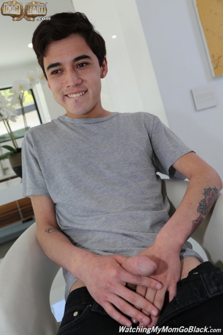 Чернокожие мужчины поджаривают блондинку на вертеле, пока ее сын наблюдает за происходящим 5