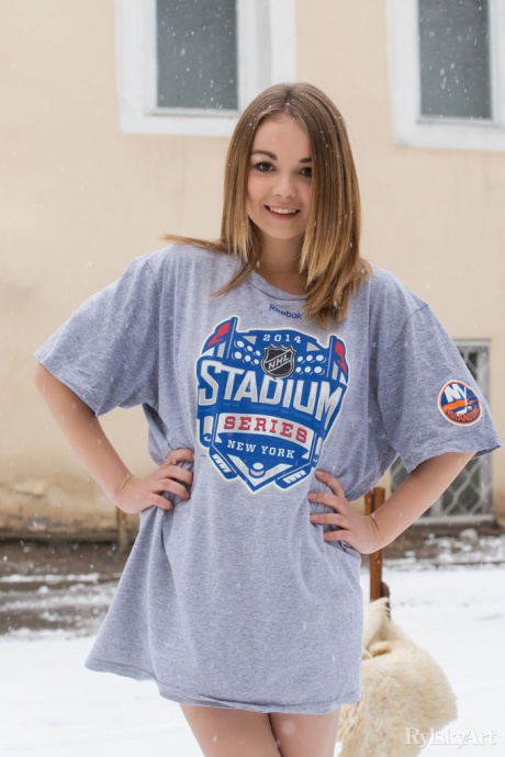 Симпатичная улыбающаяся мордашка Джеффа Милтона показывает ее большие соски и сладкую крошечную попку 1