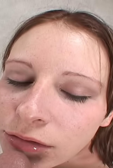 Кавказская девушка Джинджер глотает порцию спермы после того, как ей кончили в рот 14