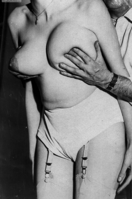 Большие груди связывают и разбрызгивают молоко в похабной винтажной сцене БДСМ 3