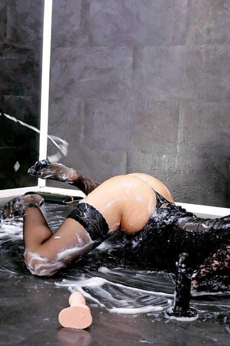 Грязная блондинка заливает тело спермой в грязной дыре славы, сосет и трахается 13