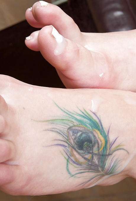 Бледная любительница фут-фетиша Нора Скай использует свои ноги, чтобы заставить член кончить 14