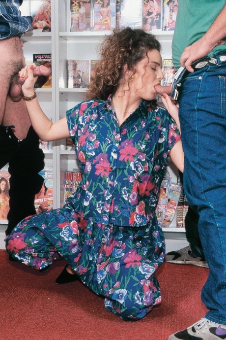 Винтажную звезду Роуз Ди Пи приглашают на групповой трах и отсос в секс-шопе 2