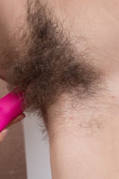 Возбужденная Эфина в очках вставляет розовый фаллоимитатор в свою очень волосатую киску крупным планом 11