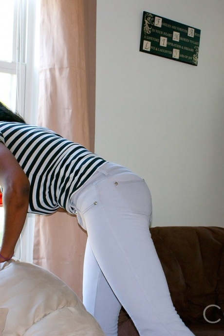 Негритянка-любительница Шейни Браун втирает масло в свои огромные сиськи на Честерфилде 1