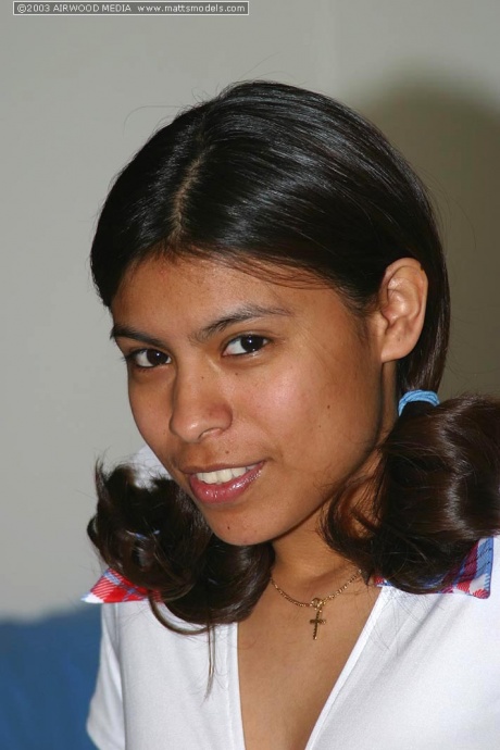 Латиноамериканка-любительница показывает свою пизду после того, как разделась в туфлях на каблуках с ремешками на щиколотках 2