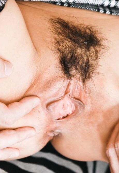 Японская девушка Рика Курачи выплевывает сперму после того, как отсосала у пары парней 2