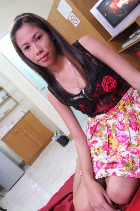 Азиатская любительница Киана сливает сперму из своего влагалища после секса от первого лица 1