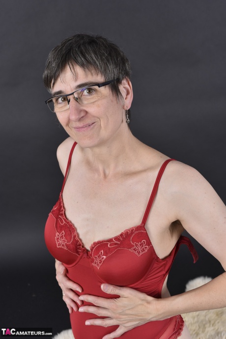 Высокая пожилая леди вытаскивает яйца Бен Ва из своей бритой киски в обнаженном виде 3