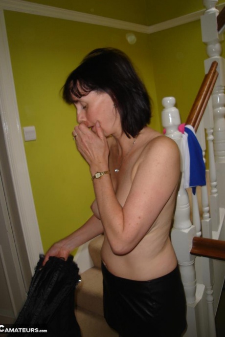 Пожилая любительская женщина шлюха шотландец Сьюзан дрочит дилдо своему бобру, прежде чем дать головку 2