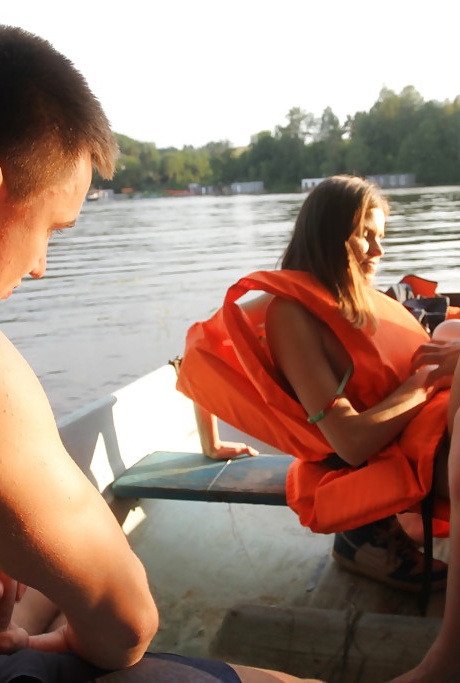 Два парня берут симпатичную девушку Анну Тейлор на лодку и трахают ее там 5